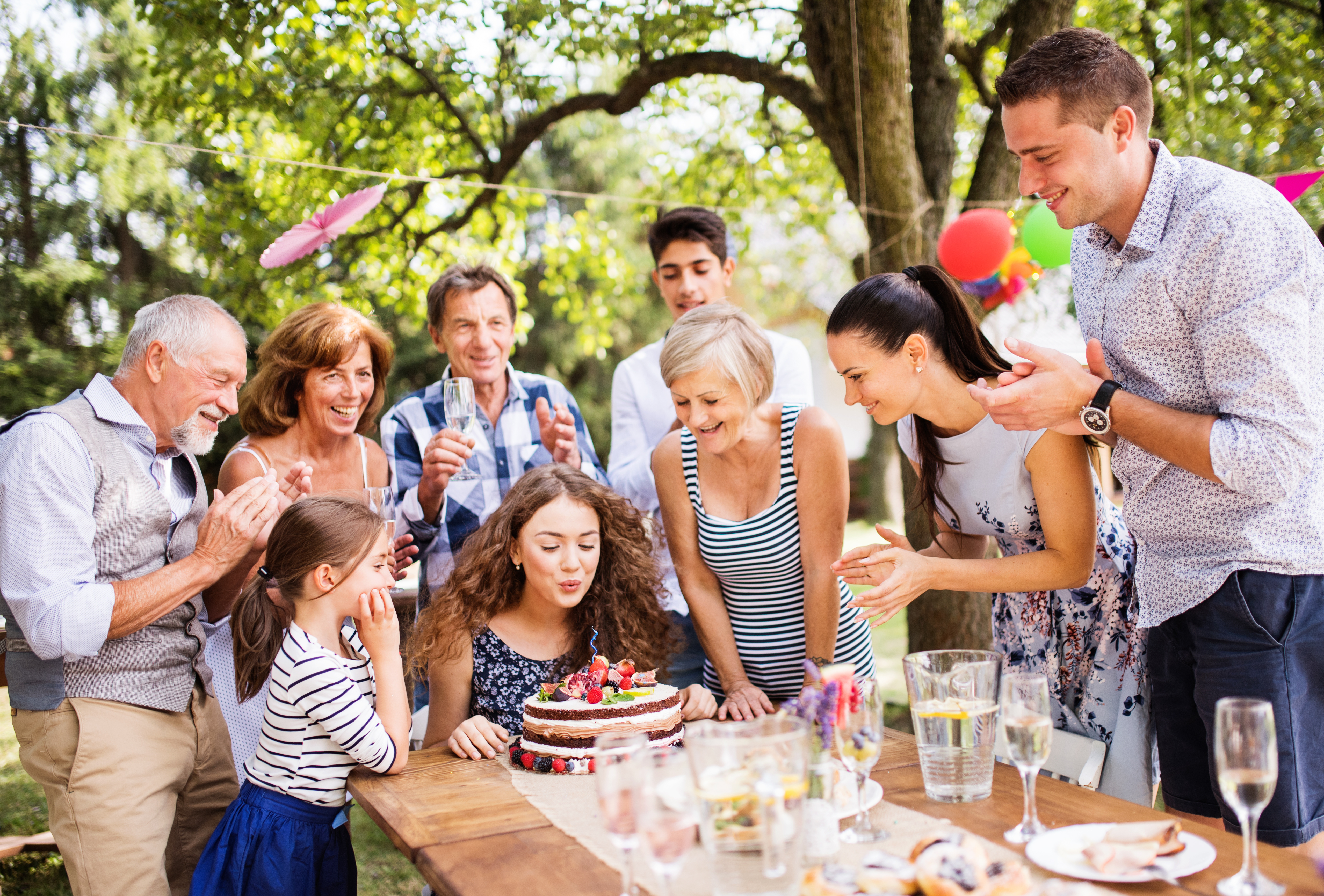 Geburtstagsfeier im Garten mit der Familie