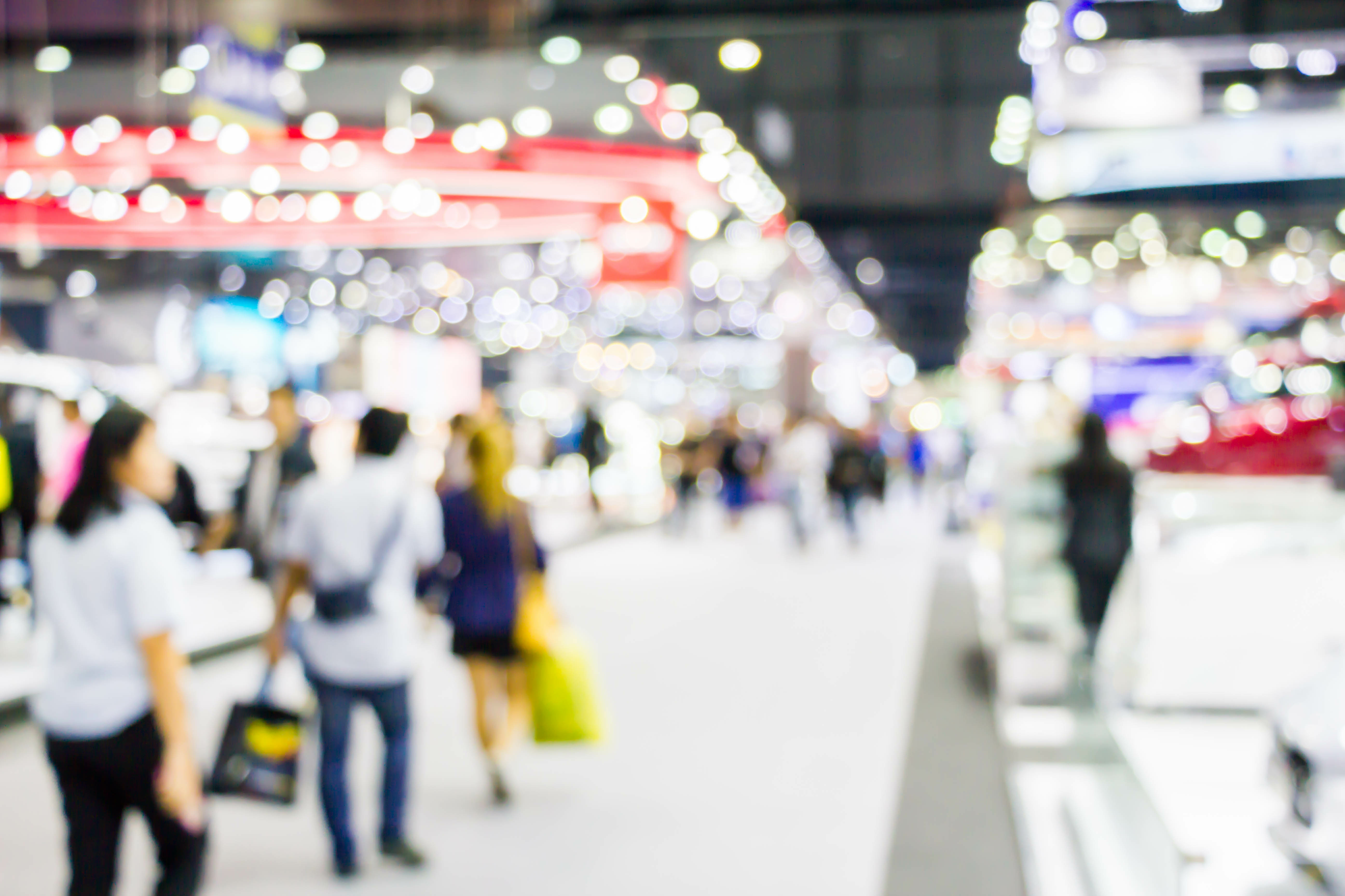 Messe mit diversen Ständen und Besuchern