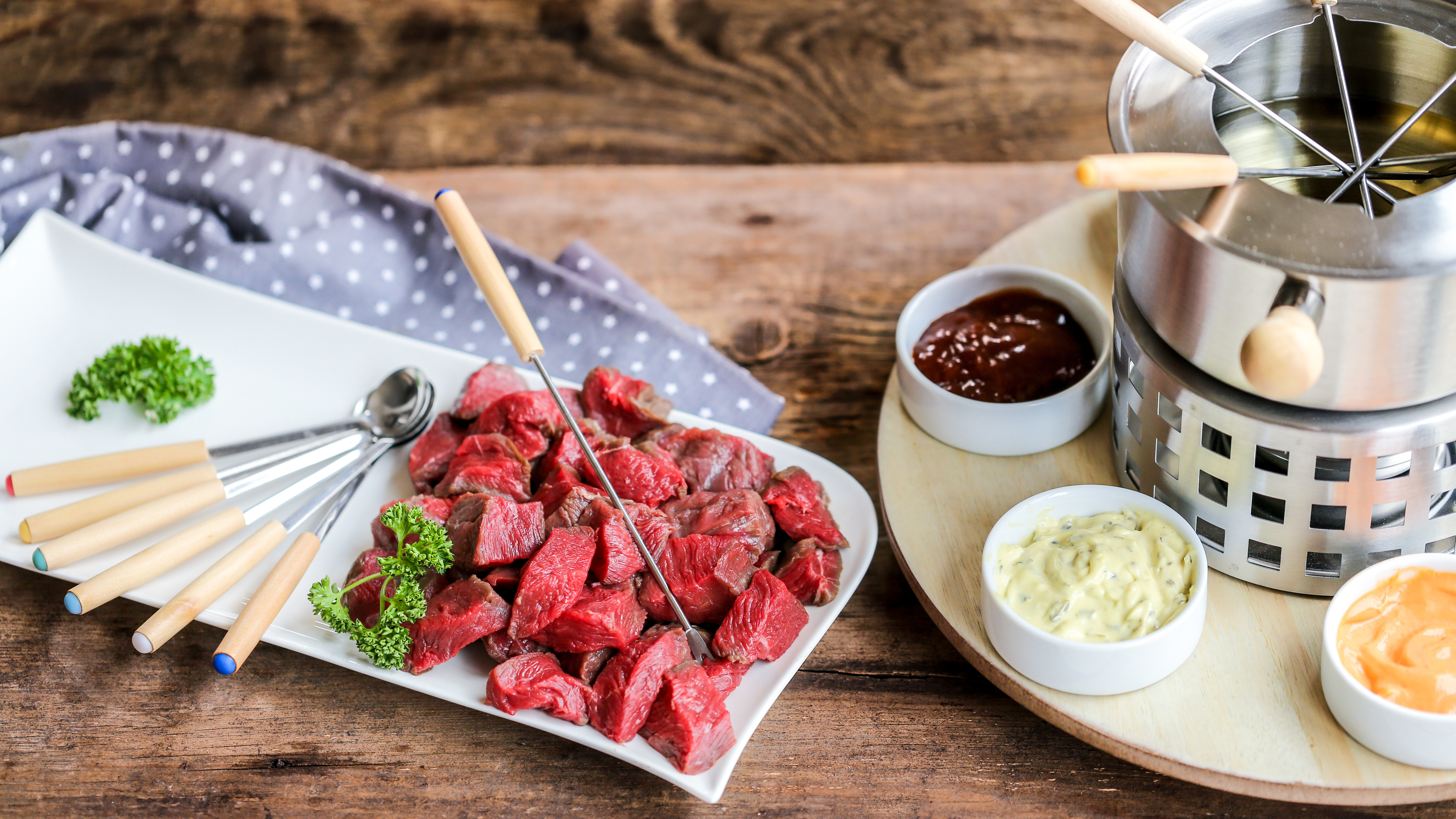 Fleischfondue mit Fleisch und Saucen