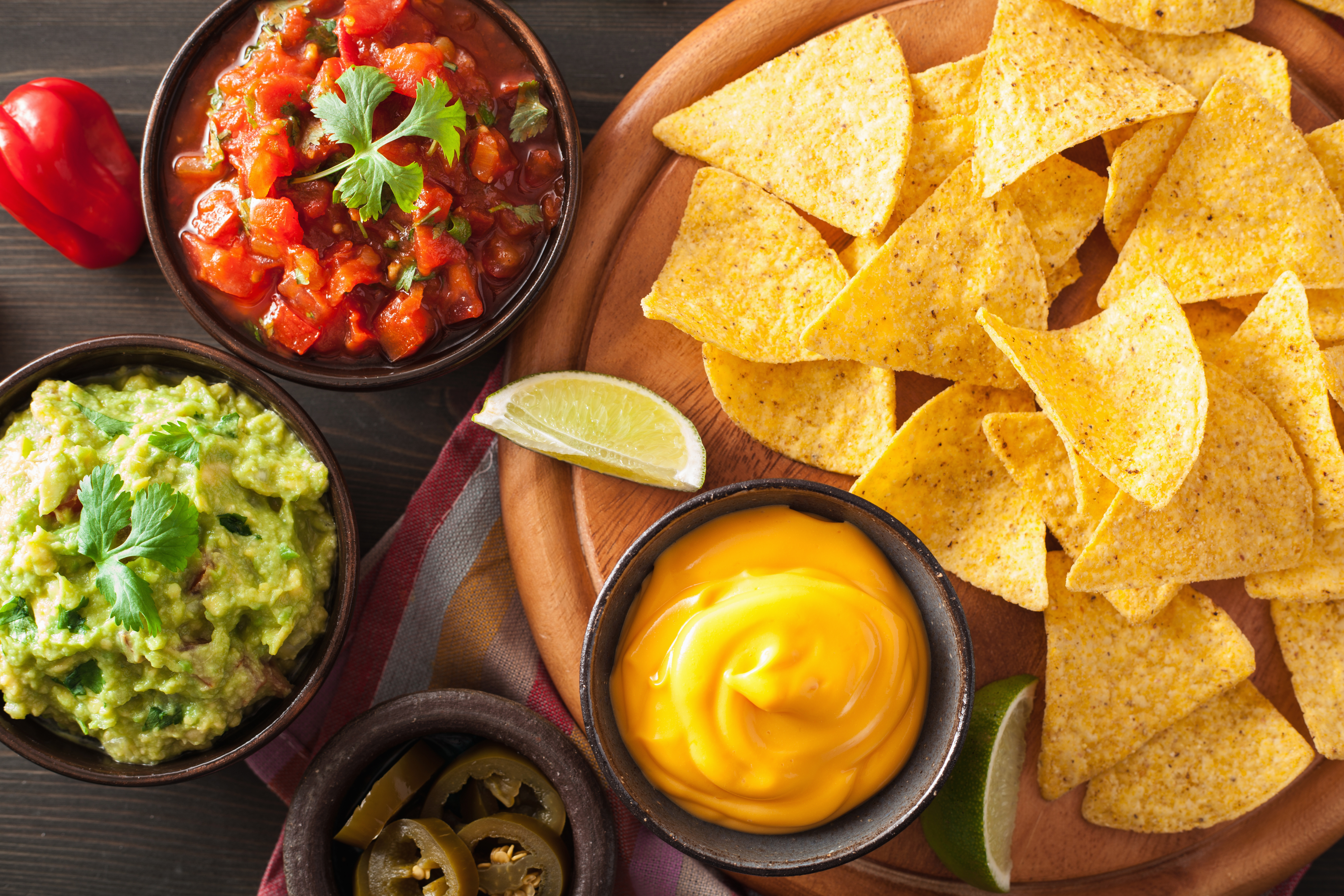 Nachos mit Salsa- und Käse Dip und Guacamole.jpeg